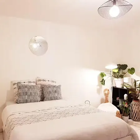 Cote Metro Avec Piscine Et Parking Gratuit